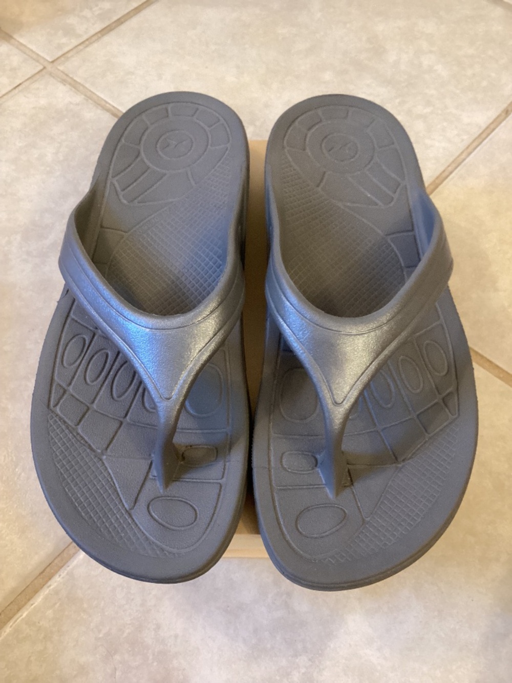 Aetrex Fiji flip flops size 9